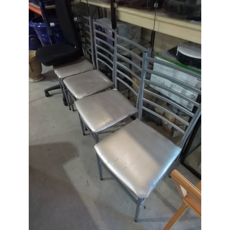 LOT DE 4 CHAISES EN L\'ÉTAT 