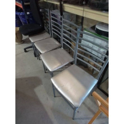 LOT DE 4 CHAISES EN L\'ÉTAT 