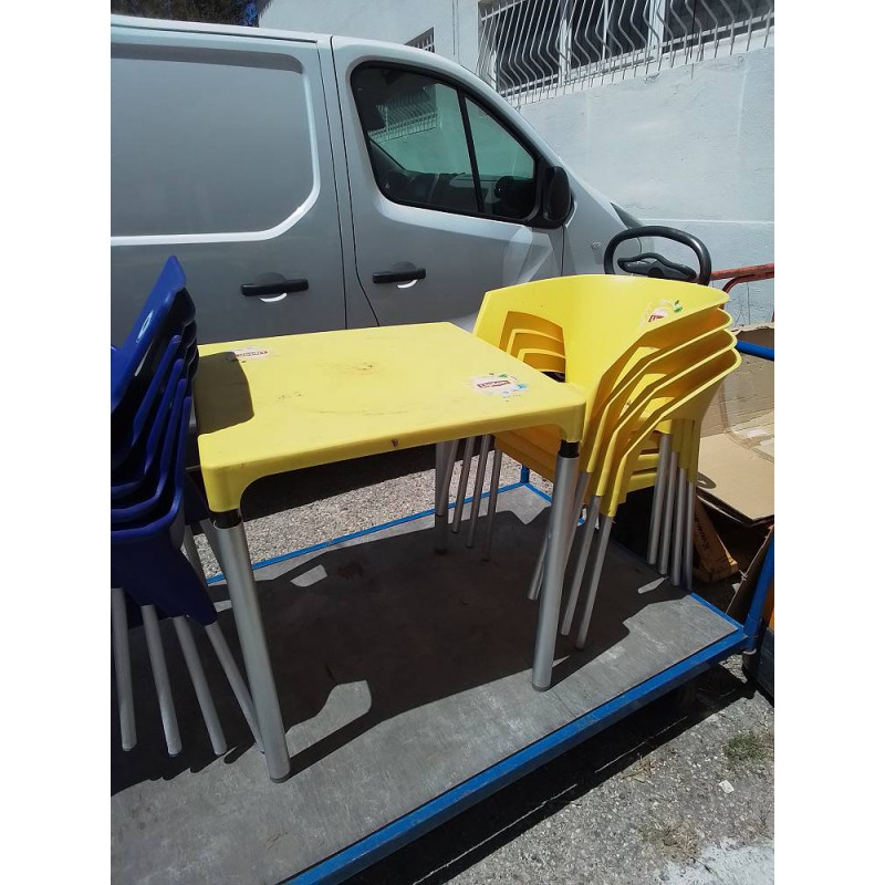 LOT TABLE ET CHAISES BAR
