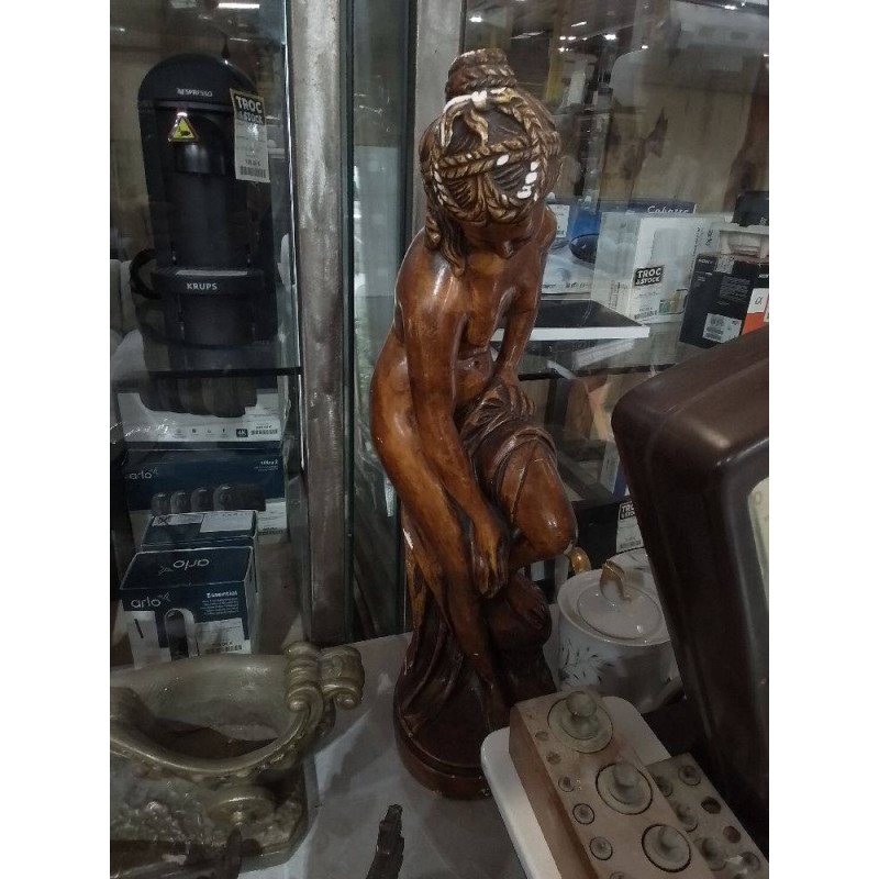 STATUE FEMME A LA FONTAINE 